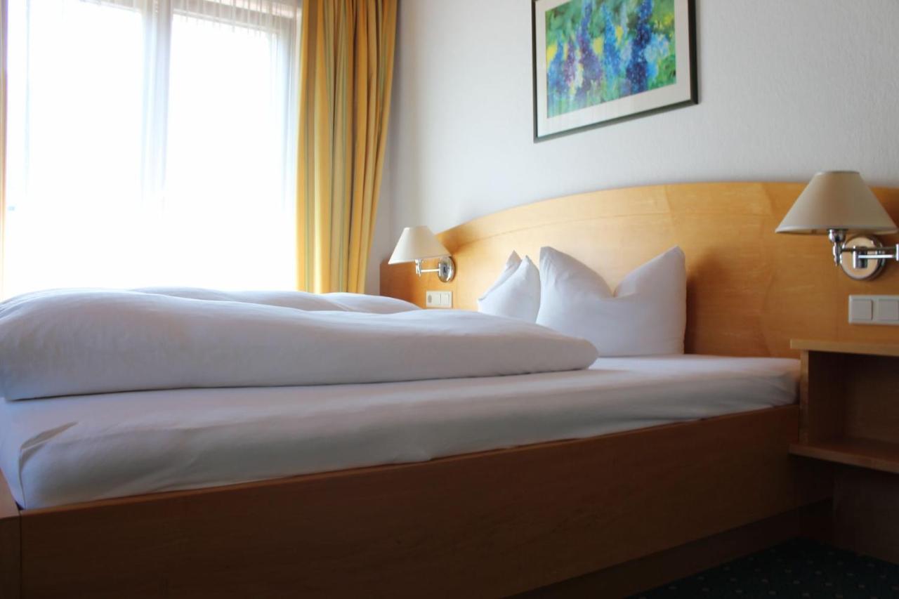 Wanderhotel Garni Cresta Schruns Buitenkant foto