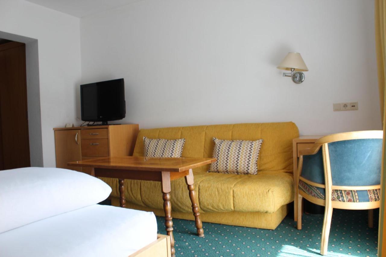 Wanderhotel Garni Cresta Schruns Buitenkant foto
