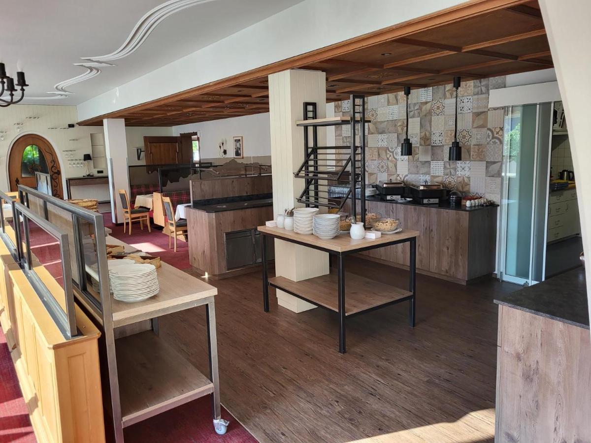 Wanderhotel Garni Cresta Schruns Buitenkant foto